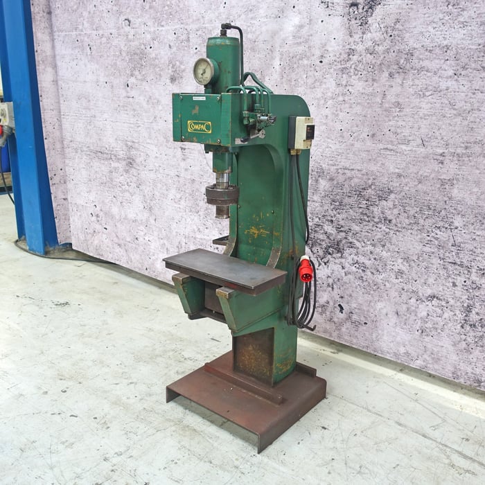 Brugt Compac MC-40-1D-3 hydr. C-presse - 40 tons.